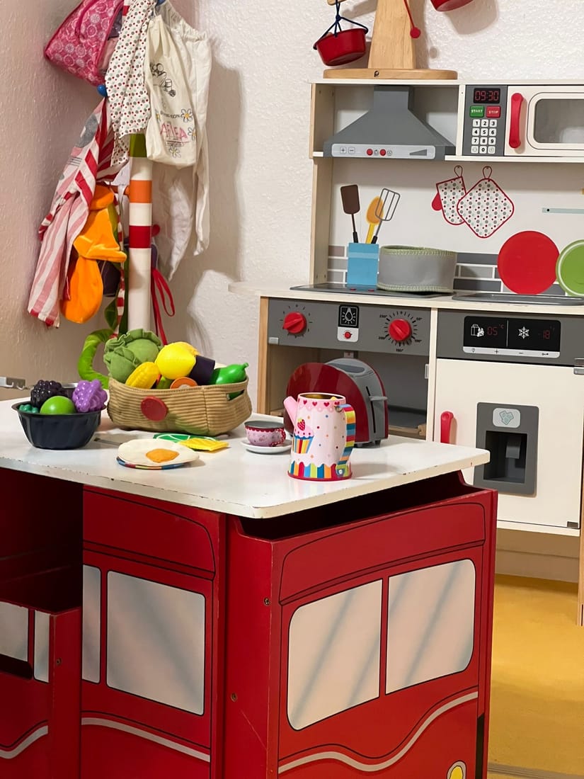 Liebevoll eingerichtete Spielküche mit Filz-Gemüse, Körbchen und Kaufladen-Zubehör